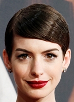 wieczorowe fryzury Anne Hathaway, fryzury krótkie gwiazd 11